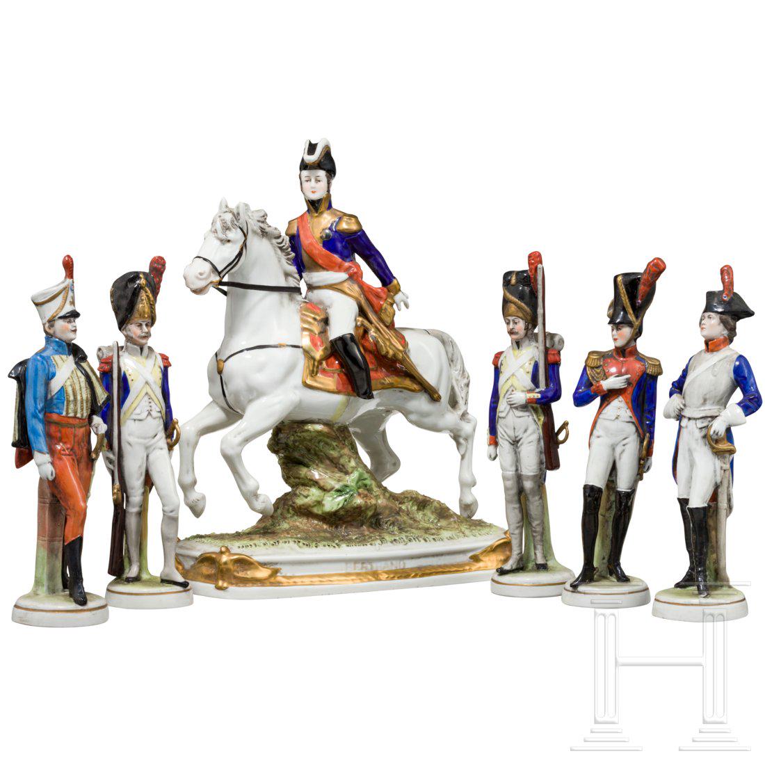 Six porcelain figures of Napoleonic soldiers,: Sechs polychrom gefasste Figuren von Soldaten bzw. Offizieren diverser Truppenteile der Infanterie bzw. Kavallerie. Darunter eine Figur eines Marschalls (links an FuÃŸ und SÃ¤bel beschÃ¤digt). H