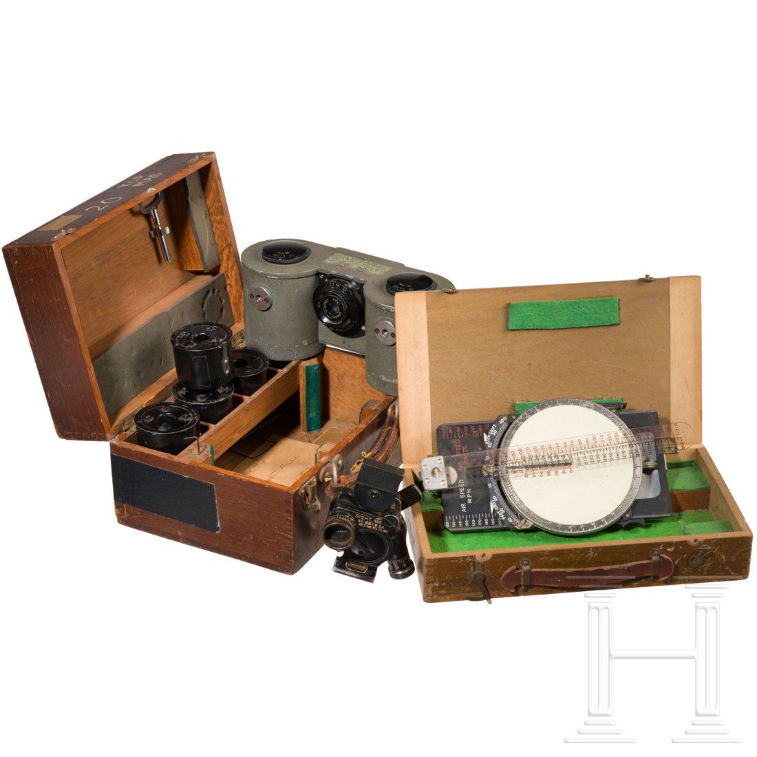 Auto Camera MK.3: Das GehÃ¤use mit grÃ¼nlicher Schrumpflackierung und Typengravur "The Auto Camera MK.3 ... No 1452 ... D. Shackman & Sons ...", in hÃ¶lzerner Aufbewahungskiste. Dazu ein "Course & Speed Calculato