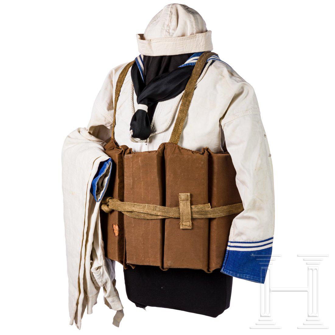 A uniform ensemble of a sailor with life jacket, before: MÃ¼tze aus weiÃŸem Baumwolltuch, Matrosenhemd (Stempel am Kragen) und -hose aus gleichem Material (teilweise fleckig), schwarzes Seidentuch. Dazu die Schwimmweste aus Kork, von braunem Baumwolltuc