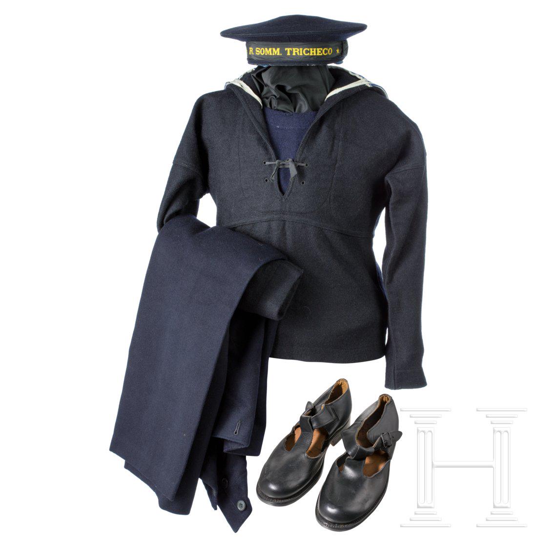 A uniform ensemble of a sailor on the Italian submarine: TellermÃ¼tze aus dunkelblauem Wolltuch, in das MÃ¼tzenband eingewebt der gelbe Schriftzug "R. Somm. Tricheco". Wollenes Matrosenhemd in WinterausfÃ¼hrung (Kragen separat), Winterhose und Pullove