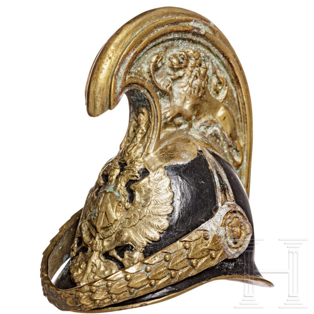 A ball donation in the form of an officer's helmet for: Schwere MessingausfÃ¼hrung, reich reliefiert, Korpus schwarz nachlackiert. Lorbeer-Schuppenband beweglich. Ohne Futter. Gebrauchs- und Altersspuren. Condition: II -