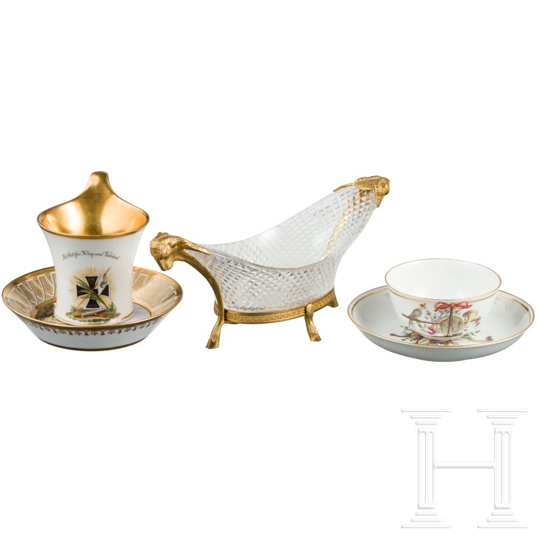 Prussia - two porcelain cups and a bonbonniÃ¨re, 19th: Patriotische KPM-Tasse, darauf der Schriftzug "Mit Gott fÃ¼r KÃ¶nig und Vaterland" sowie EK von 1813, Untertasse von Sevres. Koppchen mit Untertasse. Dazu eine edel geschwungene Bonboniere (LÃ¤n