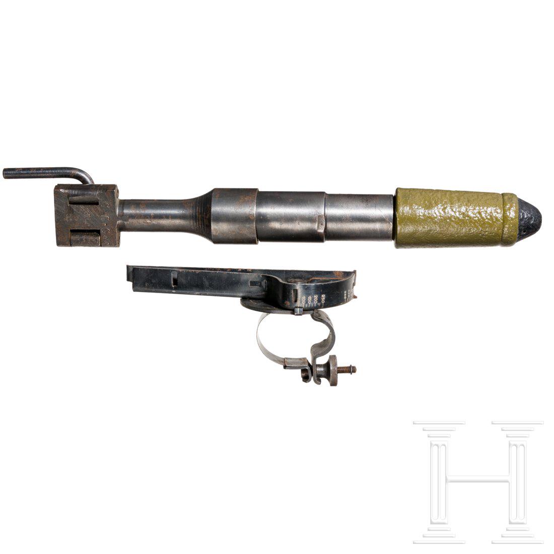 GewehrgranatgerÃ¤t 42 mit Granatvisier fÃ¼r K 98 k: Klemmmontage gemarkt "G Gr Ger / bhz / Adler/WaA868". Dazu Drallrohr mit aufgesetzter delaborierter, groÃŸer Gewehr-Panzergranate als restaurierter Bodenfund sowie Granatvisier mit Stahlband, Code "