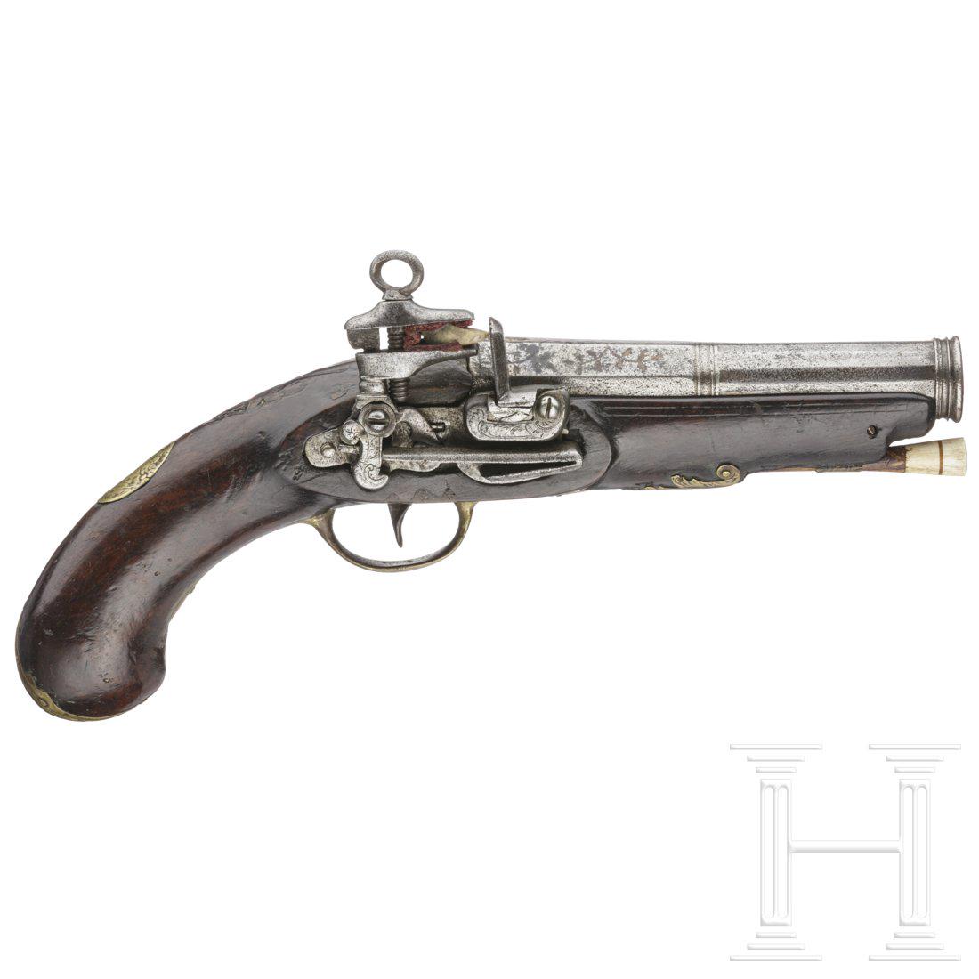 A Spanish flintlock pistol, ca. 1800: achtkantiger, in zwÃ¶lfeckig Ã¼bergehender Lauf im Kaliber: 17 mm. Metallteile gereinigt und korrosiv. Auf der Laufwurzel Herstellermarke, mit Messing ? eingelegtes Rankenmotiv. Leicht graviertes 