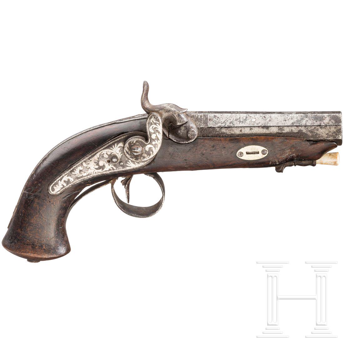A percussion pistol with silver inlays, Belgium/France,: Oktagonlauf mit glatter Seele im Kaliber 16 mm, Oberseite und Ansatz mit floralem, silbereingelegtem Dekor. Perkussionsschloss mit defektem Spannmechanismus, Hahn und Schlossplatte mit silbereingelegt
