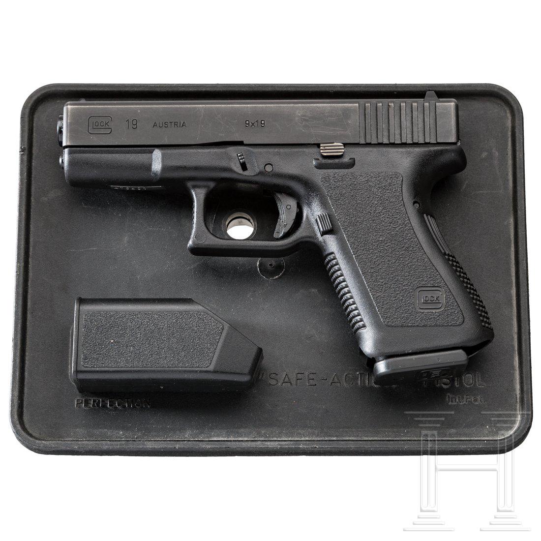 Glock Mod. 19, in Box: Cal. 9 mm Luger, SN. ATC401. Kal. 9 mm Luger, Nr. ATC401. Nummerngleich. Blanker Lauf, LÃ¤nge 102 mm. ZehnschÃ¼ssig. GÃ¼ltiger Beschuss. Kontrastvisier. Originale BrÃ¼nierung von Verschluss un