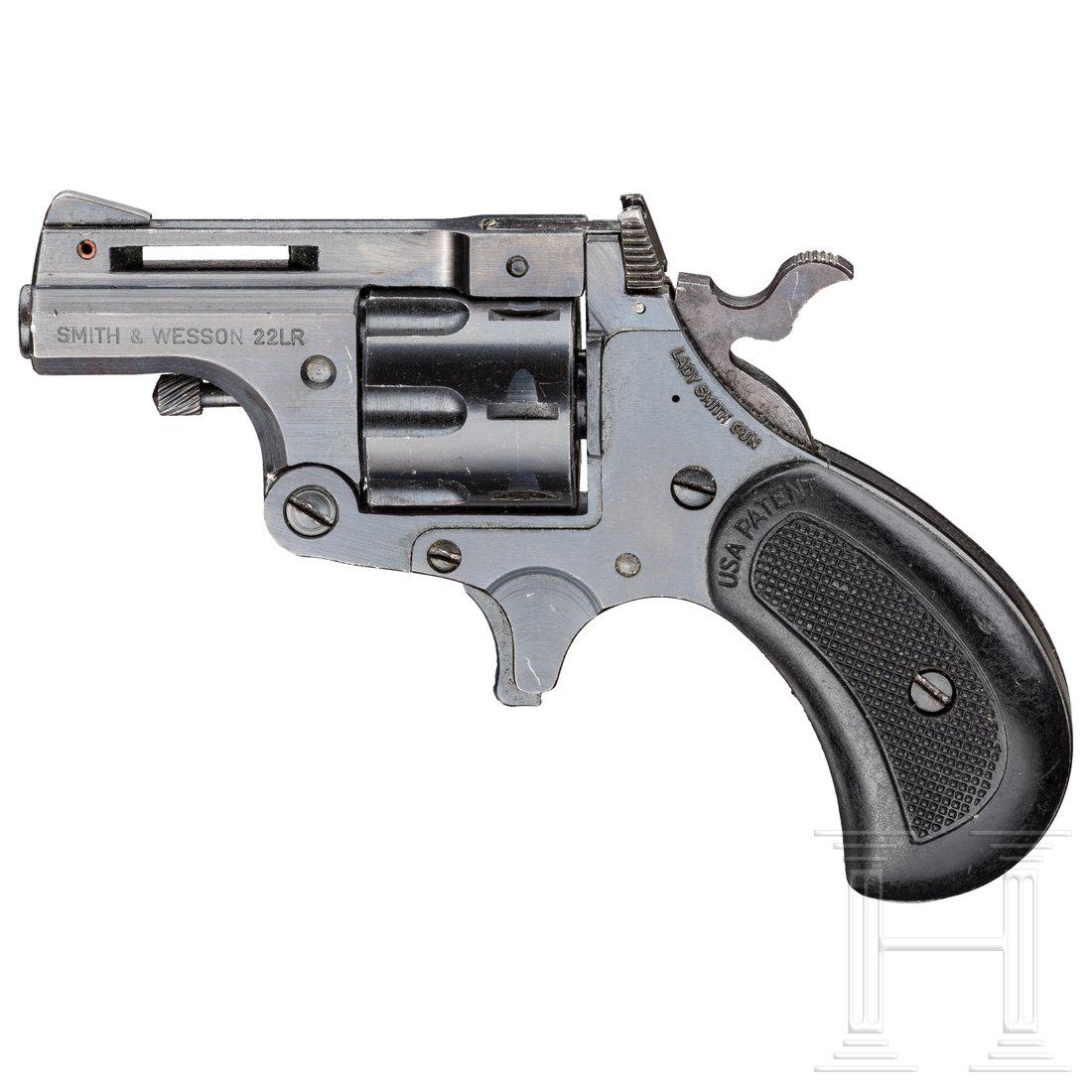 Smith & Wesson "Lady Smith Gun": Cal. .22 l.r., SN. 38. Kal. .22 l.r., Nr. 38. Blanker Kipplauf, LÃ¤nge 1-3/4". SiebenschÃ¼ssig. Links am LaufgehÃ¤use gemarkt "Smith & Wesson 22 LR", am Rahmen vor dem Hahn "Lady Smith Gun", rec