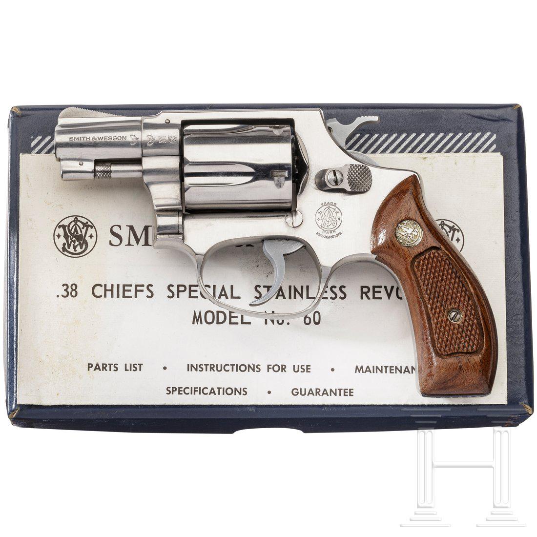 Smith & Wesson Mod. 60, "The Chief's Special: Cal. .38 S&W Spl., SN. R51076. Kal. .38 S&W Spl., Nr. R51076, blanker Lauf, LÃ¤nge 2". FÃ¼nfschÃ¼ssig. Dt. Beschuss 1972. Standardbeschriftung. Fertigung komplett in Stainless. Helle Nussholzgri