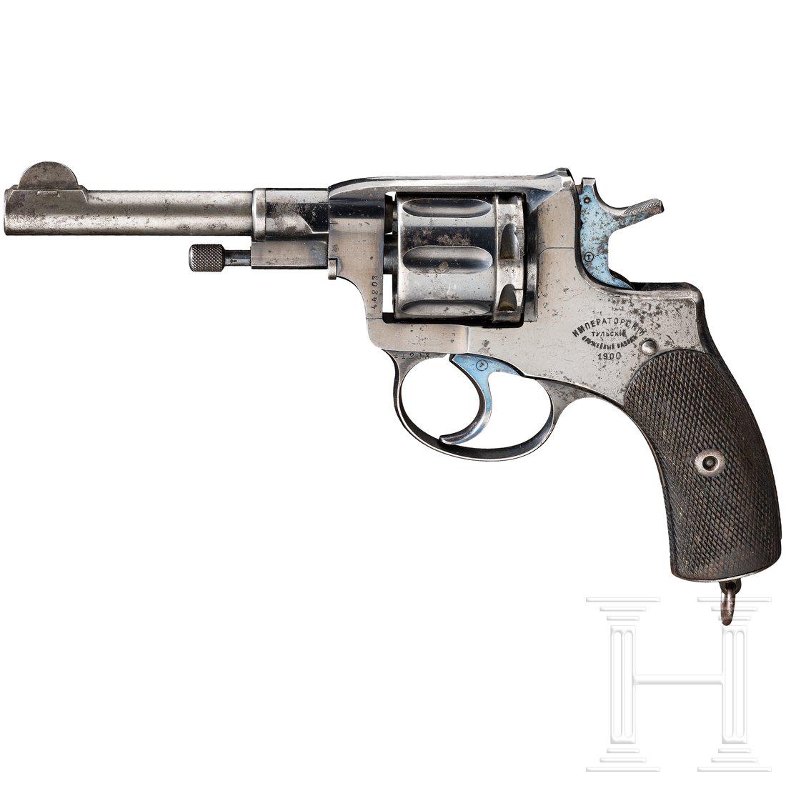 Nagant Mod. 1895, mit Tasche: Cal. 7,62 Nagant, SN. 44203. Kal. 7,62 Nagant, Nr. 44203. Nummerngleich bis auf Trommel. Fast blanker Lauf. Fertigung in Kyrilliza "Kaiserlich Tulaer Waffen Manufaktur 1900". Rechts hinten am Rahmen A