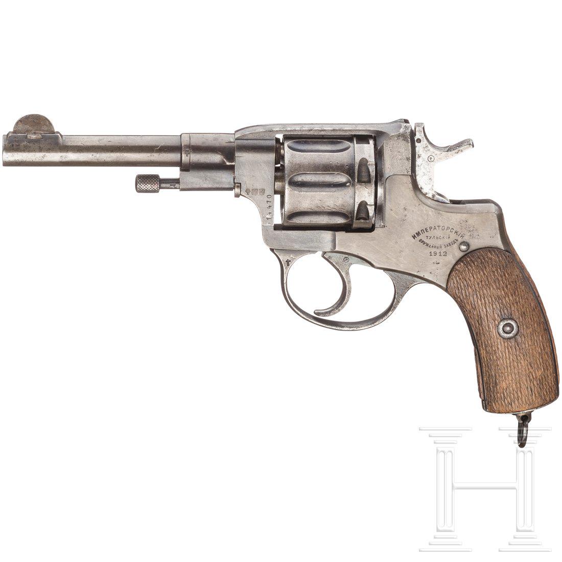 Nagant Mod. 1895 mit Tasche: Cal. 7,62 Nagant, SN. 14470. Nicht nummerngleich. Fast blanker Lauf. SiebenschÃ¼ssig. Dt. Beschuss. Fertigung Tula 1912. Originale BrÃ¼nierung mit Tragespuren, Schlossplatte nachbrÃ¼niert. Nussh