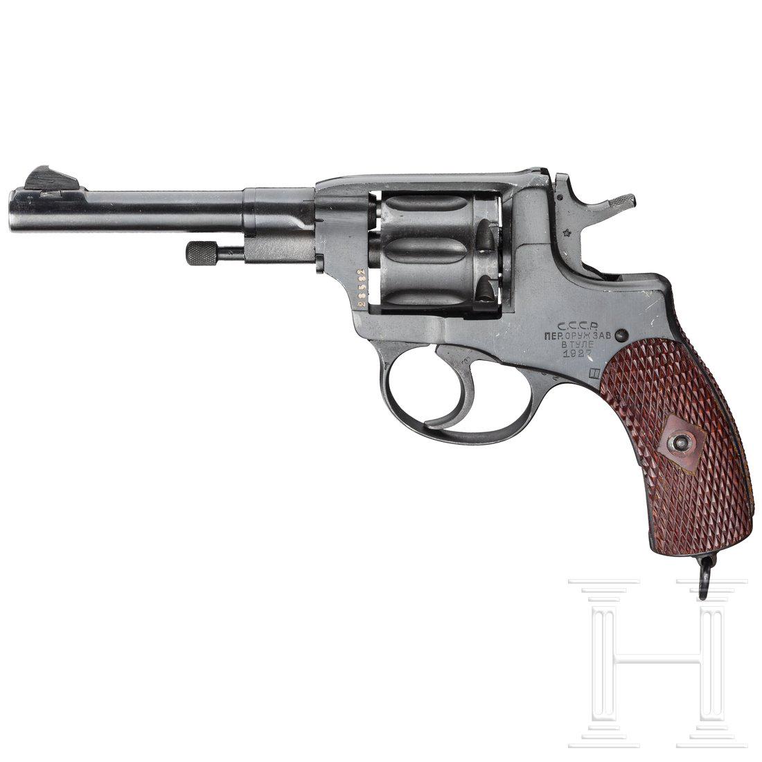 Nagant Mod. 1895, mit Tasche: Cal. 7,62 mm Nagant, SN. 28582. Kal. 7,62 mm Nagant, Nr. 28582. Nummerngleich. Lauf schwach matt. SiebenschÃ¼ssig. Double Action. Schlossplatte in Kyrilliza gemarkt "Union der Sozialistischen Sowjet