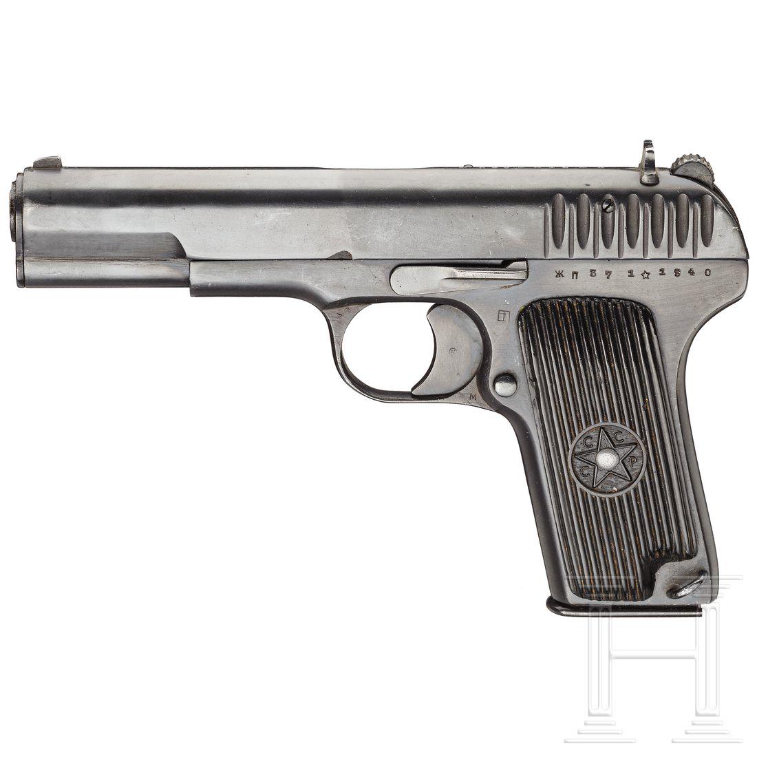 Tokarev TT 33: Cal. 7,62 Tok., SN. 371, SN. Beschuss. Kal. 7,62 Tok., Nr. 371. Nummerngleich bis auf Lauf, dieser blank. AchtschÃ¼ssig. Dt. Beschuss. Fertigung 1940. NachbrÃ¼niert. Schwarze Kunststoffgriffschale