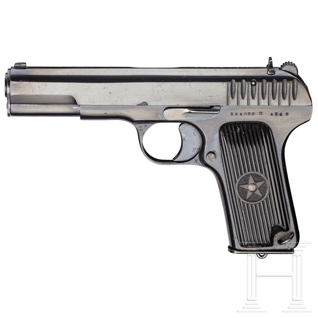 Tokarev TT 33, mit Tasche: Cal. 7,62 Tok., SN. XB1033, SN. Beschuss - B1033. Kal. 7,62 Tok., Nr. XB1033. Lauf matt. AchtschÃ¼ssig. Dt. Beschuss. Fertigung 1940. Ãœberarbeitet, nachbrÃ¼niert. Schwarze Kunststoffgriffschale