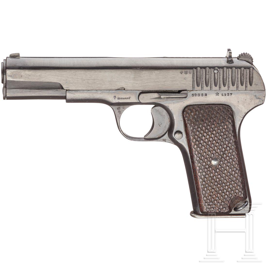 Tokarev TT 33 mit Tasche: Cal. 7,62 Tokarev, SN. 38662 / 3155. Nicht nummerngleich. Blanker Lauf. AchtschÃ¼ssig. Dt. Beschuss. Fertigung 1937. NachbrÃ¼niert. Dunkle Holzgriffschalen mit grober Fischhaut. Magazin. Dazu eine
