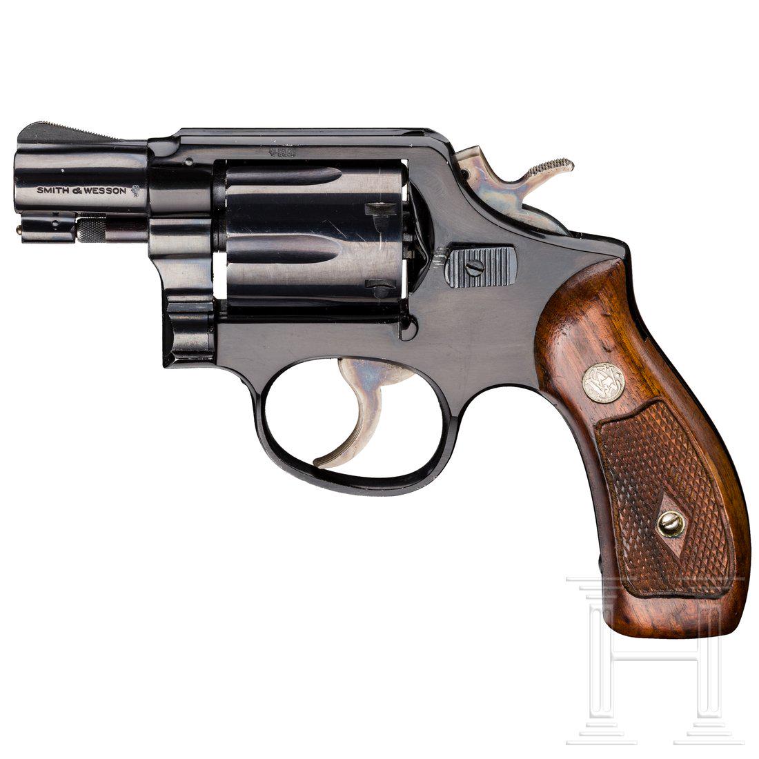 Smith & Wesson Mod. 12, "The .38 M & P Airweight", mit: Cal. .38 Spl., SN. C446904. Kal. .38 Spl., Nr. C446904. Blanker Lauf, LÃ¤nge 2". SechsschÃ¼ssig. Dt. Beschuss. Standardbeschriftung. Rechts unten am DuralgriffstÃ¼ck inventarisiert mit "Drei Kro