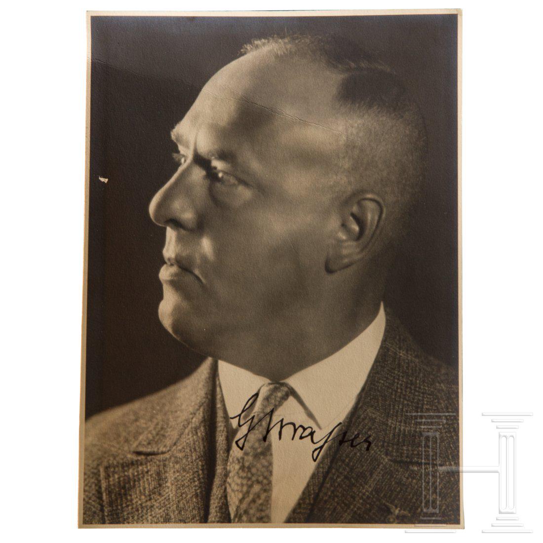 Gregor Strasser - An large photography with ink: Halbprofilaufnahme Strassers in Zivil, am Unterrand eigenhÃ¤ndig in Tinte signiert "G. Strasser". Rs. gestempelt "Nachdruck jeder Art verboten! Alleinhersteller H. Hoffmann MÃ¼nchen, Amalienstr. 2