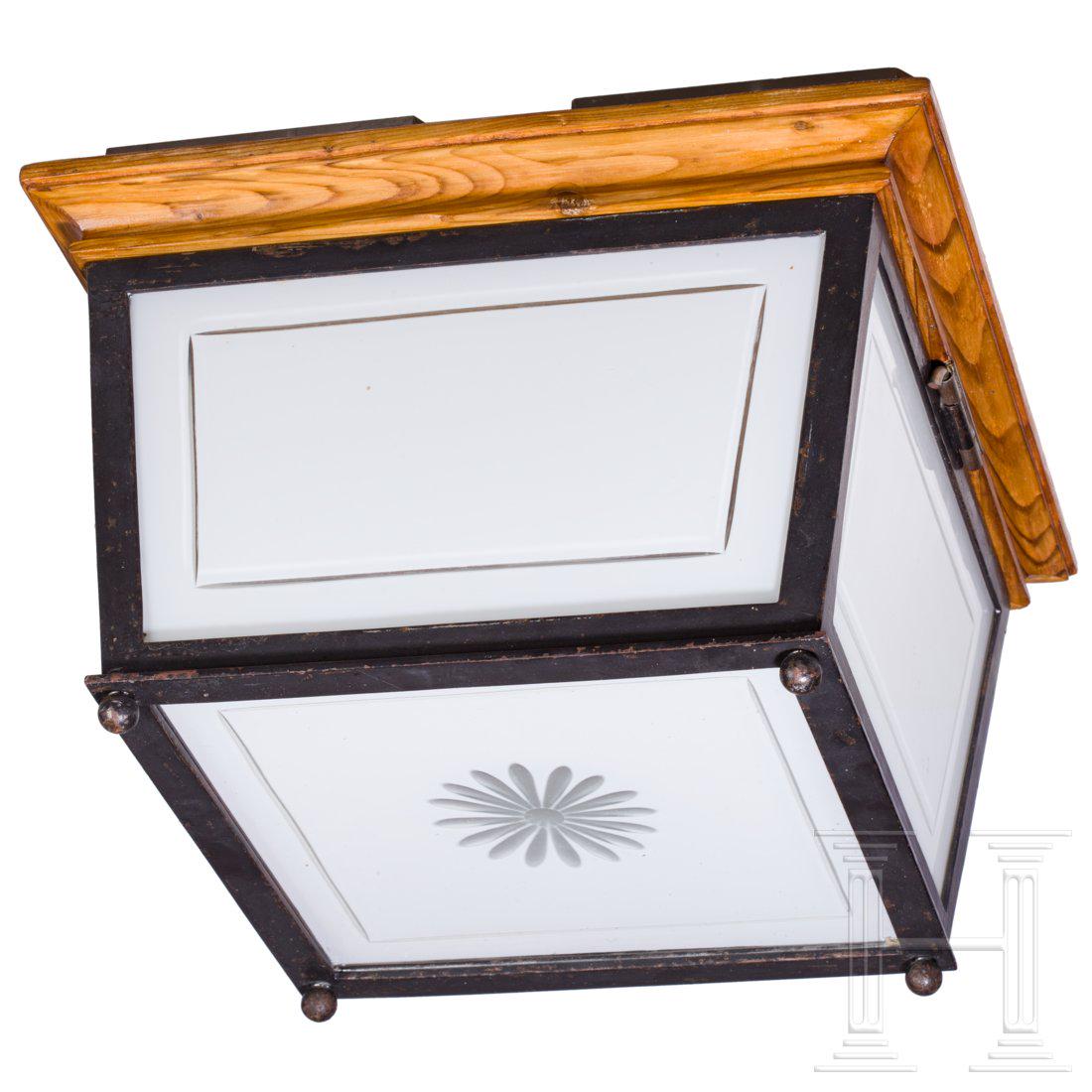 Deckenlampe des Platterhofes: Messing, geschwÃ¤rzt, geschliffenes Milchglas, im Boden eingeschliffene Sternblume, scharniergelagerter, holzgerahmter Deckel, KugelfÃ¼ÃŸe, einflammig, neue Verkabelung, eine fehlend. HÃ¶he 24