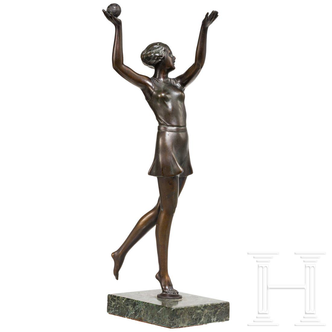 A female ballplayer: Bronzierte Spritzgussfigur mit Darstellung einer jugendlichen Schlagballspielerin. HÃ¶he mit Marmorsockel ca. 33 cm. Condition: II