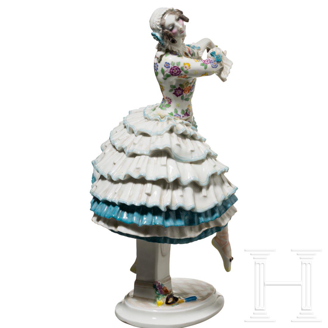 Porcelain Manufaktur Meissen - Dancer "Chiarina": Porzellan, farbig und golden staffiert. Entwurf Paul Scheurich um 1913 (wohl Modell-Nr. D286 ?). Unterseite mit gekreuzten Schwertern der Manufaktur, einmal gestrichen = 2. Wahl, sowie Nummern "A 1004