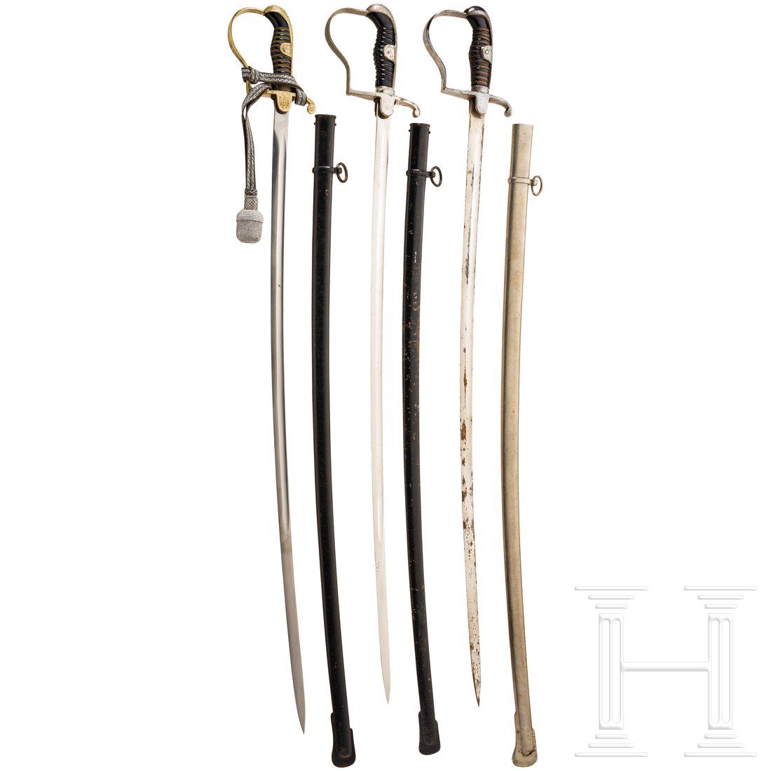 Three sabres: Ein SÃ¤bel fÃ¼r Offiziere des Heeres mit Alcoso-Klinge, Messing-BÃ¼gelgefÃ¤ÃŸ (Vergoldungsspuren), schwarzem Kunststoffgriff, Drahtwicklung, schwarz lackierter Stahlscheide und anhÃ¤ngende