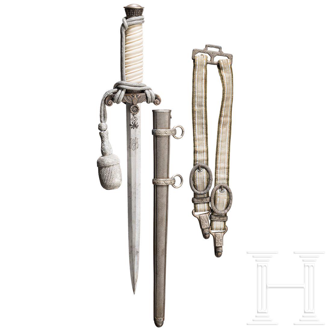 Dolch M 35 fÃ¼r Offiziere des Heeres, Alcoso, Solingen: Klinge mit sechskantigem Querschnitt, geÃ¤tztes Herstellerzeichen "ACS, Solingen" und geÃ¤tzte Initialen "RW", Knauf und Parierstange versilbert, Hilze aus weiÃŸem Kunststoff, versilberte Stahlb
