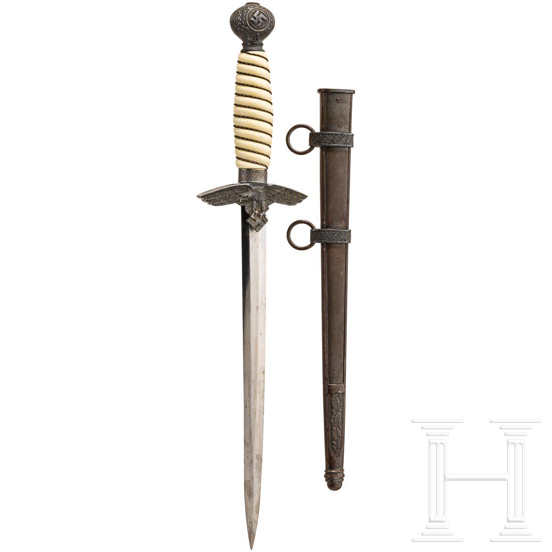 Dolch M 37 fÃ¼r Offiziere der Luftwaffe von: Klinge mit geÃ¤tztem Herstellerlogo. Aluminiumparierstange und -knauf, weiÃŸer Kunststoffgriff mit Drahtwicklung. Stahlscheide. LÃ¤nge ca. 38,5 cm. Condition: II