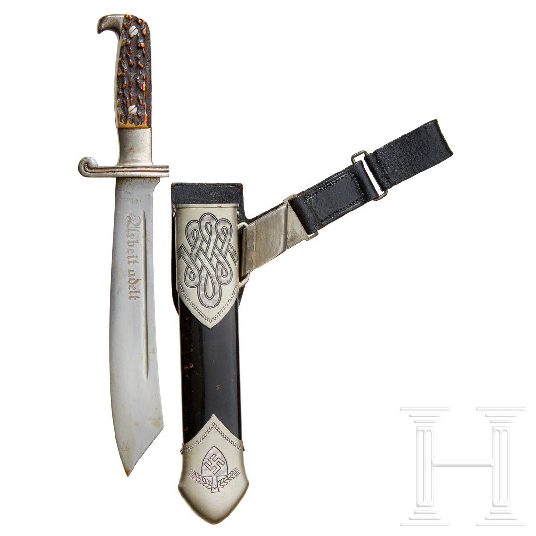 Hauer M 34 fÃ¼r Mannschaften/UnterfÃ¼hrer des RAD von: Heavy hewer blade (minor age) with etched motto, manufacturerâ€™s logo and RAD acceptance. Nickel-plated hilt (minor age) with stag horn grip plates. Black lacquered steel scabbard with nickel-pl