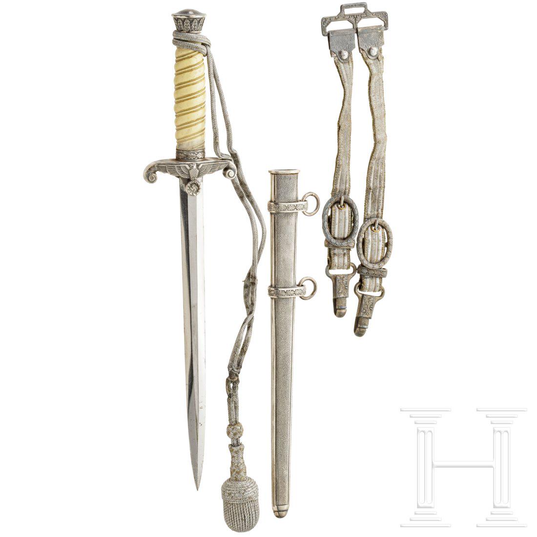 An army officer's dagger M 35, made by Tiger, Solingen: Klinge mit punziertem Herstellerlogo. Versilberter Knauf und Parierstange, weiÃŸer Kunststoffgriff, silbernes Portepee. Versilberte Eisenscheide, GehÃ¤nge mit in Resten versilberten BeschlÃ¤gen.