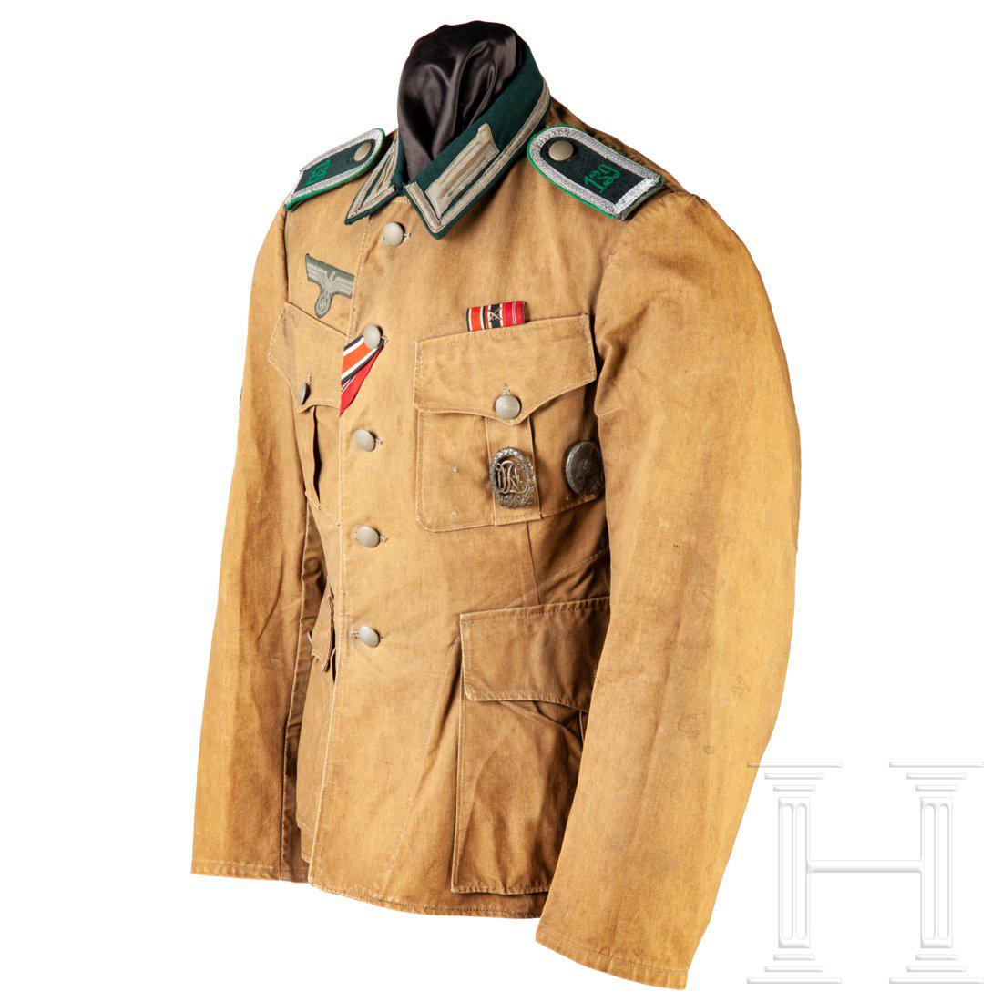 A light wight fieldjacket for an Corporal in the: Frontfertigung aus brÃ¤unlichem Zeltplanenstoff mit dunkelgrÃ¼nem Kragen und feldgrauen Effekten, ungefÃ¼ttert, Effekten in feldgrauer BEVo-AusfÃ¼hrung, aufgeschlaufte dunkelgrÃ¼ne Schulterk