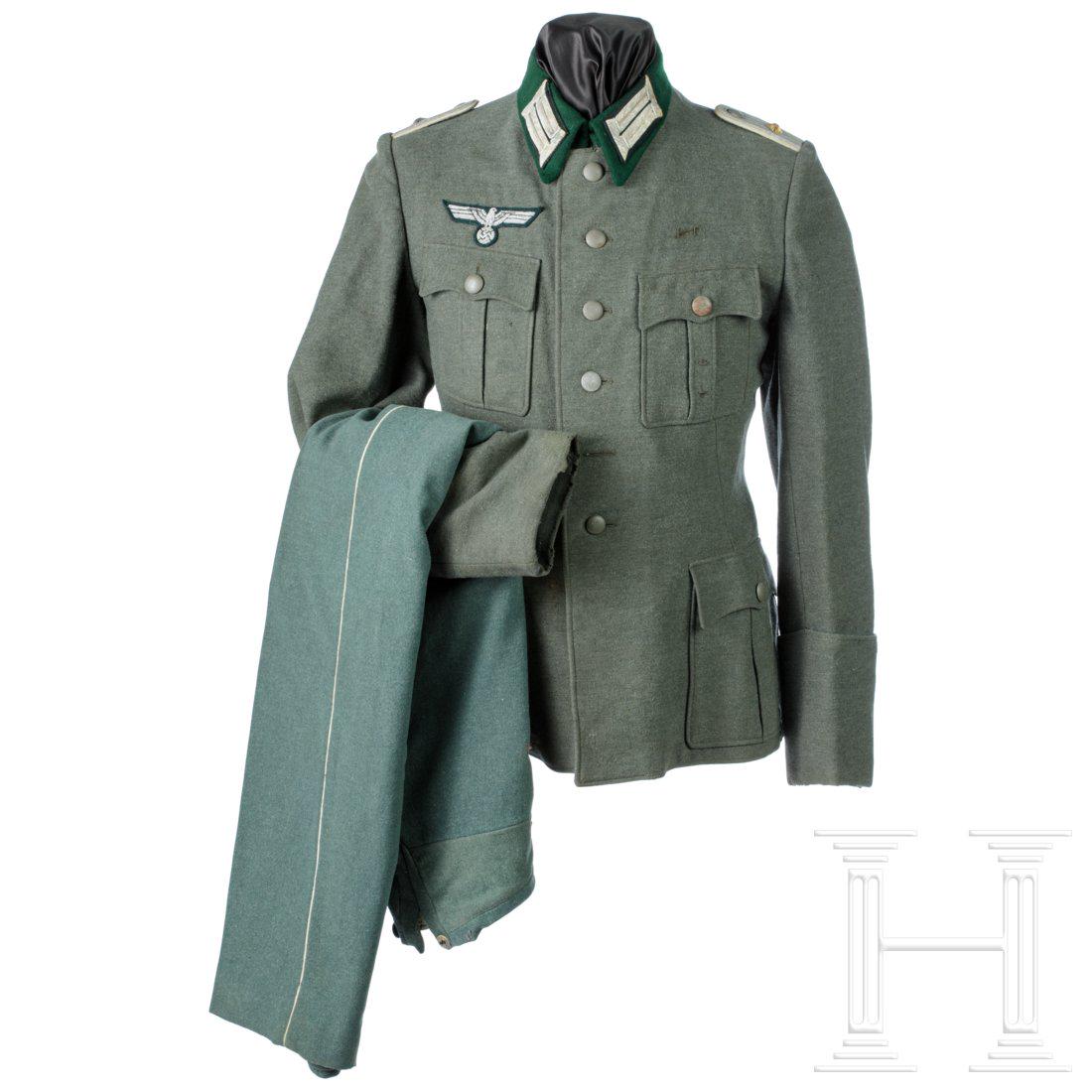 Feldbluse und Hose fÃ¼r einen Oberleutnant der: Bluse mit vier aufgesetzten Taschen, vernÃ¤hte Kragenspiegel und SchulterstÃ¼cke, der Offiziersadler (neuzeitlich) spÃ¤ter ergÃ¤nzt, graugrÃ¼nes Seideninnenfutter mit deutlichen Fehlstellen.