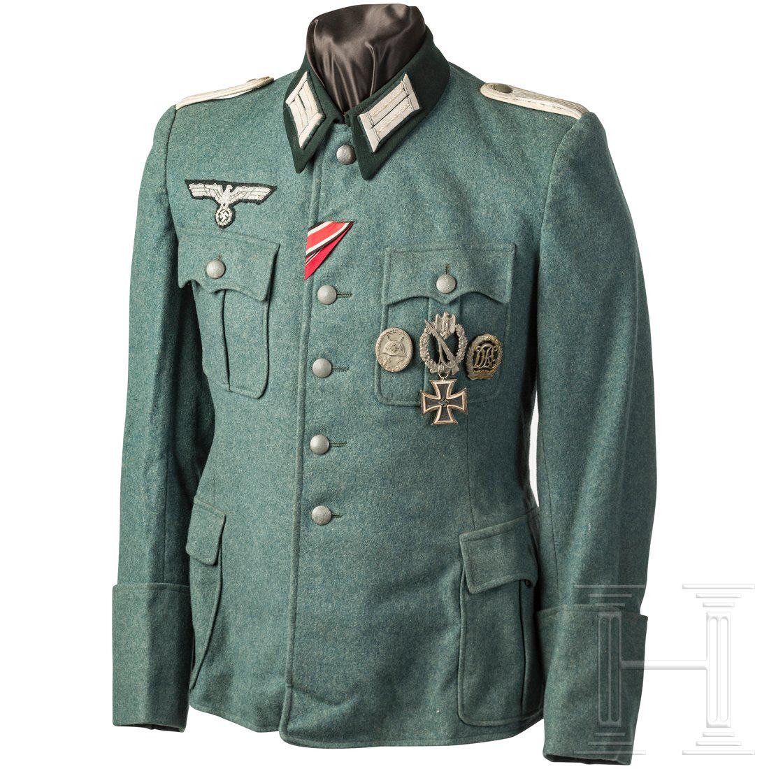 Feldbluse fÃ¼r einen Leutnant der Infanterie: EigentumsstÃ¼ck aus feldgrauem Wollstoff mit dunkelgrÃ¼nem Kragen, feldgrauen KnÃ¶pfen, grÃ¼nem Seidenfutter mit Schneideretikett von Canek, Wien, und Durchlass (HÃ¤nger abgeschnitten) fÃ¼