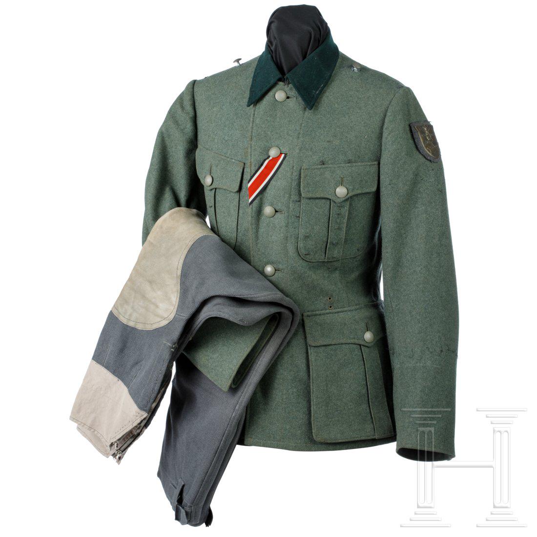Feldbluse M 36 fÃ¼r HeeresangehÃ¶rige: KammerstÃ¼ck aus feldgrauem Wollstoff, konfektioniert und fÃ¼r einen Offizier abgeÃ¤ndert, vernÃ¤hter Krimschild auf Luftwaffenstoff. Motten- und Effektensitzspuren. Dazu eine stark getragene 