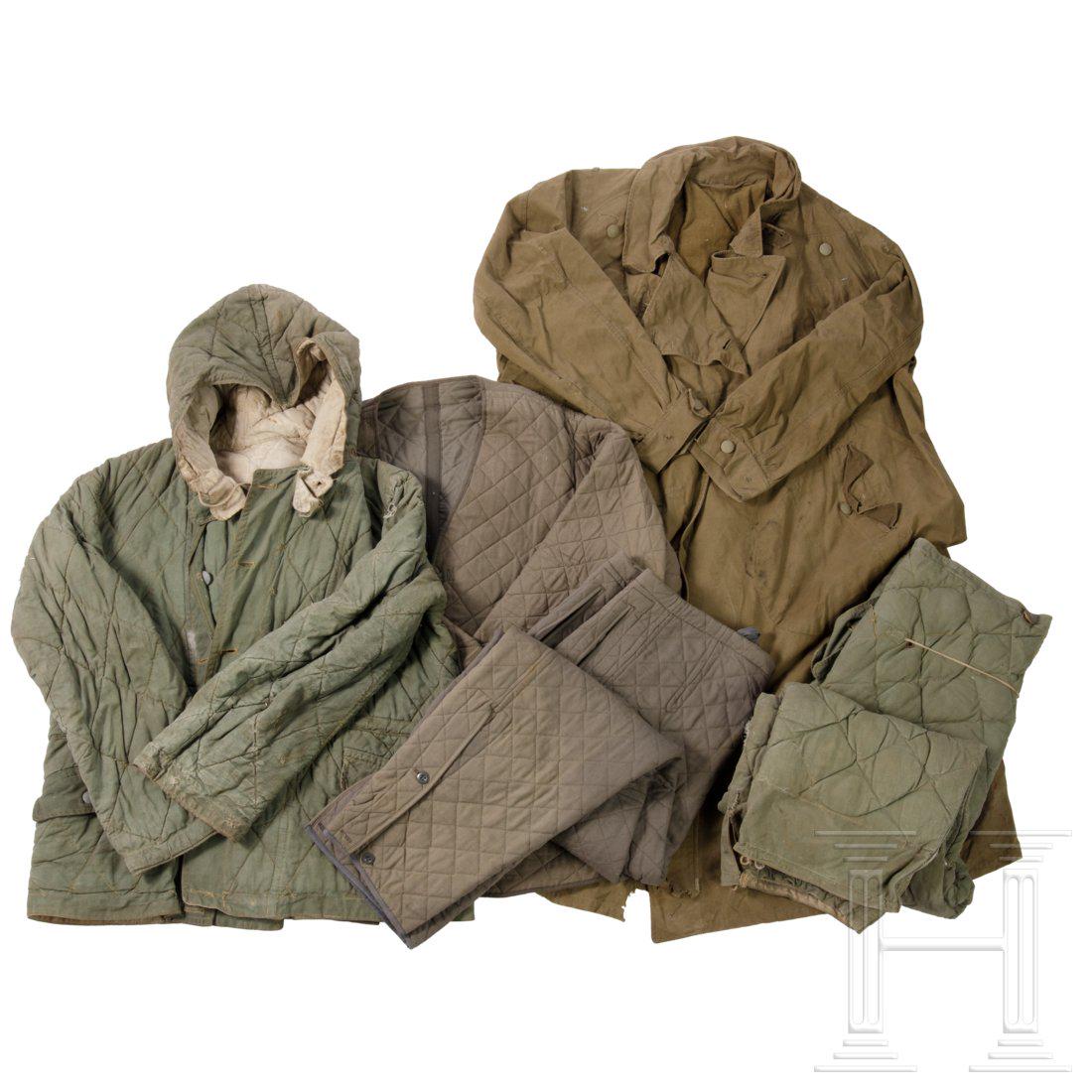 Winterbekleidung wendbar, Jacke und Hose, 2. Weltkrieg: Jacke mit Kapuze und Hose separat abgesteppt und gefÃ¼ttert, wendbar weiÃŸ/hellgrÃ¼n. Dazu zweiteilige Kombination (Jacke, Hose) als KÃ¤lteschutzbekleidung und ein Kradfahrermantel aus schilfg