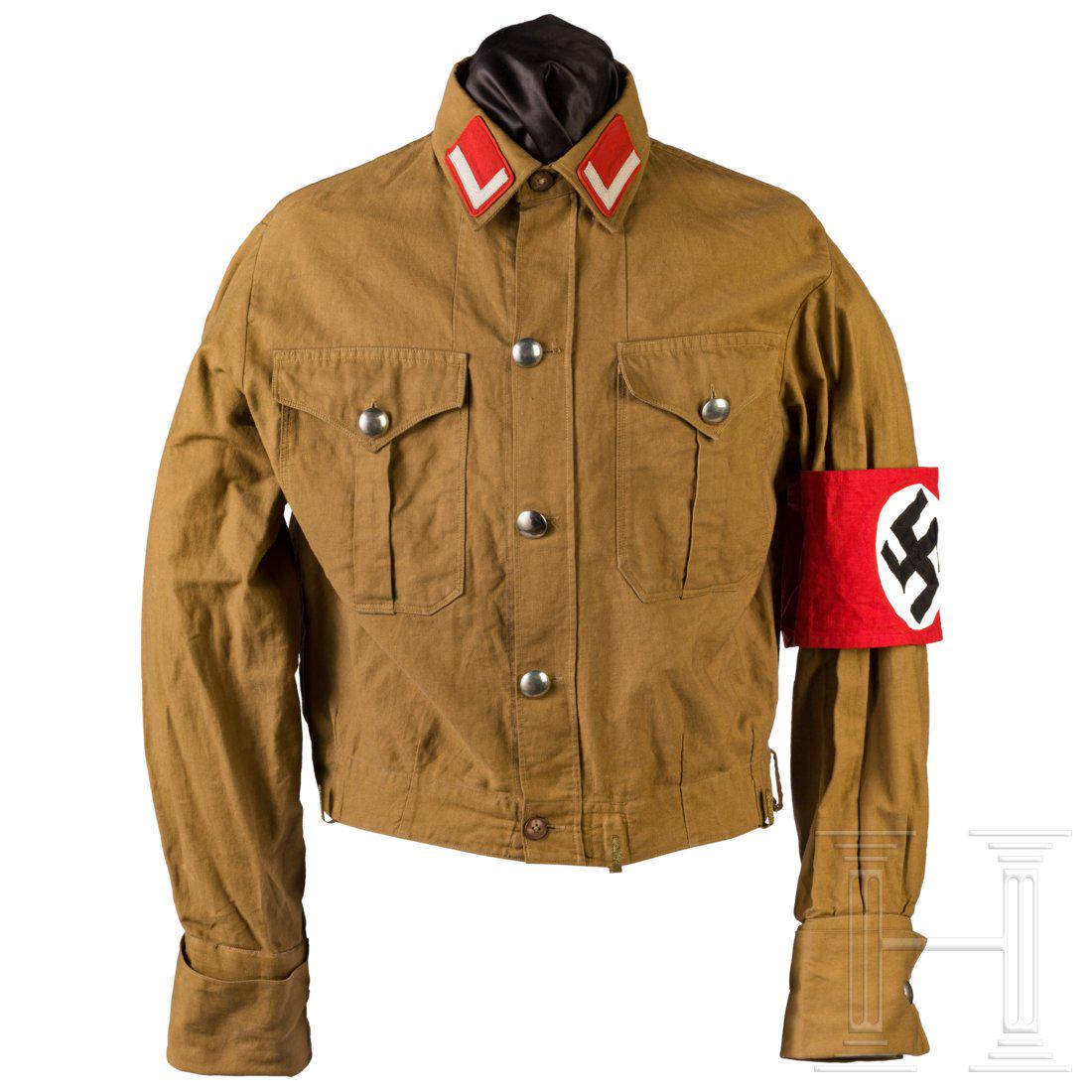 An SA shirt and armband: Baumwolltuch, zwei Brusttaschen mit Quetschfalten, glatte silberne KnÃ¶pfe (ein Ã„rmelknopf rs. bezeichnet "RZM M5/69"). ErgÃ¤nzte rote Kragenspiegel fÃ¼r einen Stellenleiter in der Gauleitun