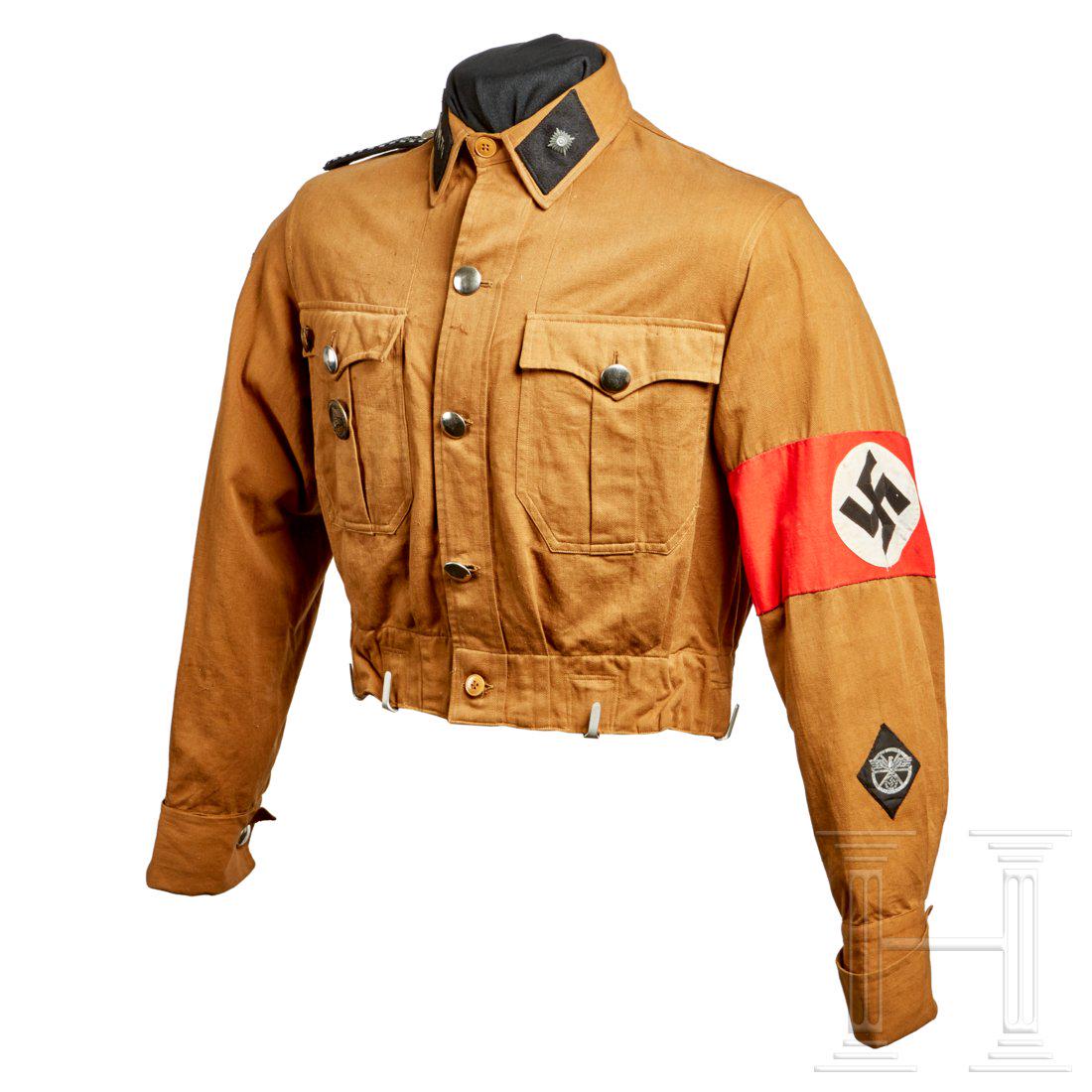 Braunhemd fÃ¼r Mannschaften/UnterfÃ¼hrer des: Brown ribbed cloth, waist-length with chrome-silver buttons, brown horn buttons at neck and waist, six silver pebbled metal belt ramps sewn-in, party armband and driverâ€™s diamond hand-applied t
