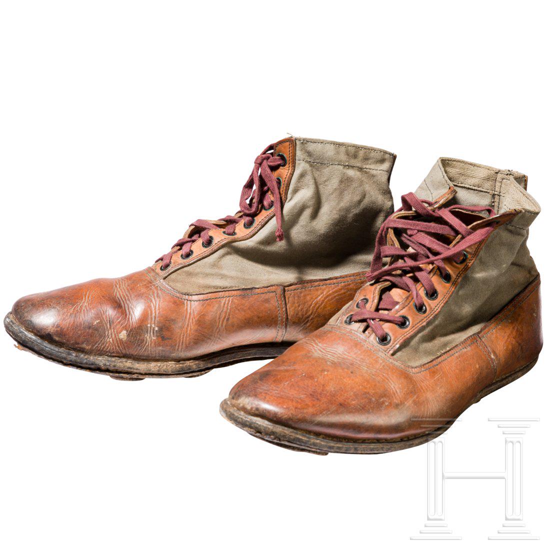Kletter- oder HÃ¼ttenschuhe fÃ¼r die Gebirgstruppe: Braunes Leder mit feldgrauen LeinenschÃ¤ften, diese mit innenseitiger GrÃ¶ÃŸenangabe "27 4". VernÃ¤hte Ledersohle mit verstiftelten Auflagen. SchnÃ¼rsenkel ergÃ¤nzt, gerne getragen. Condit