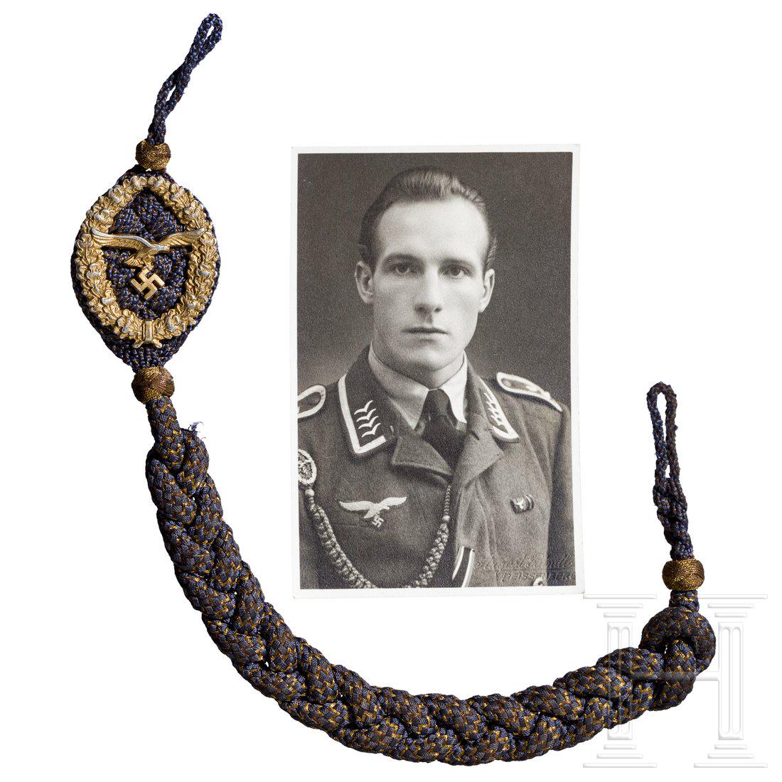 SchÃ¼tzenschnur der 9. Stufe und vier Portraitfotos: Blau mit goldenen DurchzÃ¼gen, Auflage aus Alu, vergoldet. GesamtlÃ¤nge ca. 43 cm. Dazu vier Foto-Portraits vom TrÃ¤ger. SchÃ¼tzenschnÃ¼re der hÃ¶heren Stufen extrem selten. Condition: II 