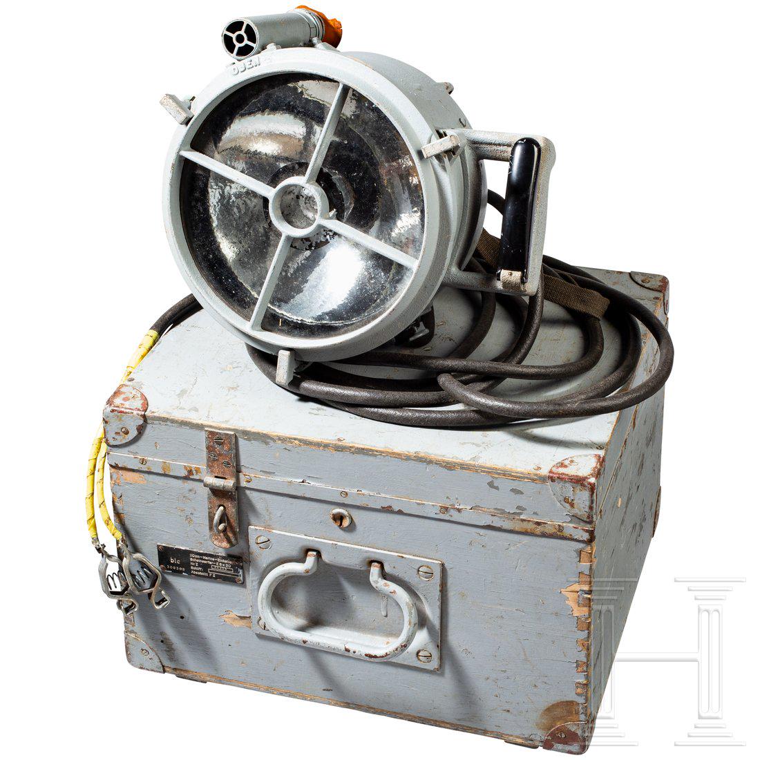 A 20 cm Kriegsmarine standard headlight "ESw 20 ": Hellgrau Ã¼berlackiertes GehÃ¤use mit entsprechendem Typenschild "[...] 24 Volt - 100 Watt [...] blc" (= Carl Zeiss, Jena). Das Anschlusskabel mit zwei Batterieklemmen modifiziert, Gebrauchsspuren