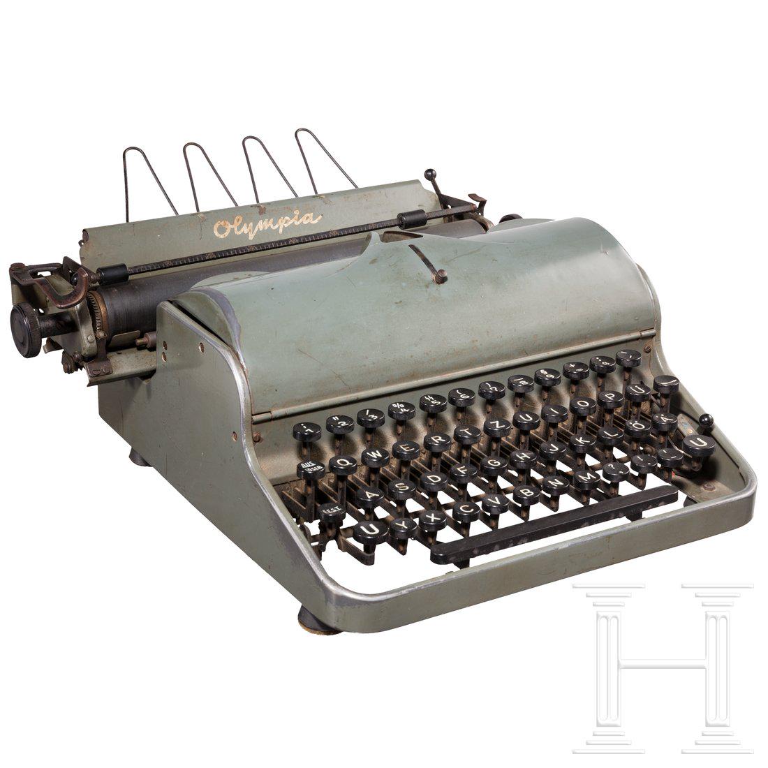 Dienstschreibmaschine der Waffen-SS: Feldgrau lackiertes GehÃ¤use mit Herstellerbezeichnung "Olympia", Runen-Sonderzeichen auf der Nummerntaste "5". Rs. neuzeitliche RZM-Stempelung, schwergÃ¤ngig, reinigungsbedÃ¼rftig, Funktion und