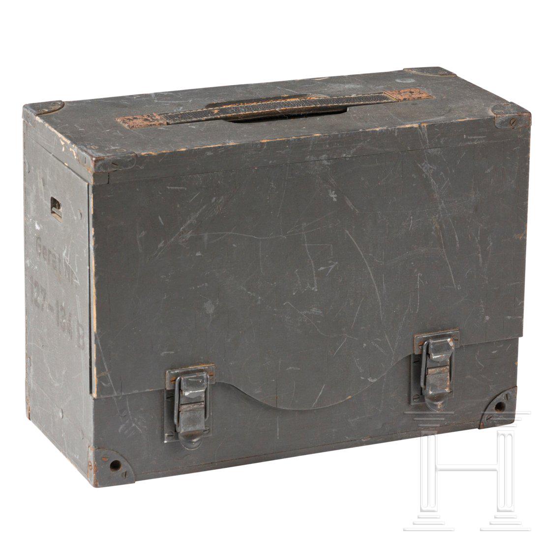 Libellenoktant fÃ¼r die Luftwaffe: Schwarz lackierter Metallrahmen mit hell lackierten Abdeckungen, vernietetes Typenschild "Libellen-Oktant mit Mittlungseinrichtung - Bauart C. Plath-De Te We - GerÃ¤t-Nr. 127-134 B-1 - Werk-Nr. 3149