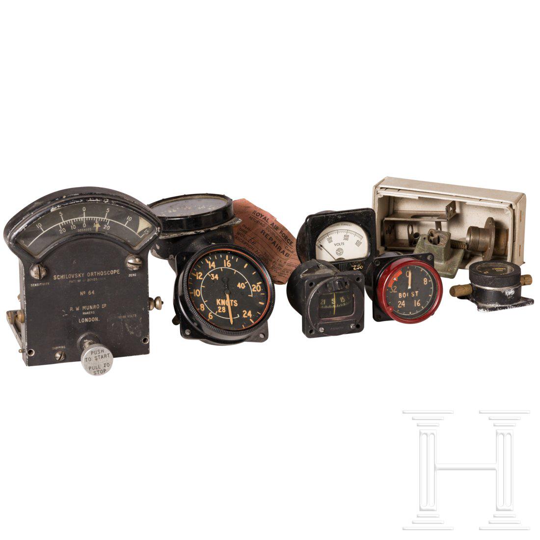 A collection of British air crafts instruments: Schilovsky Orthoscope, Kompass, Drehzahlmesser, Fahrtmesser, Voltmeter, Sauerstoffanzeigen, Ladedruckmesser sowie Kleinteile. Funktion und VollstÃ¤ndigkeit nicht Ã¼berprÃ¼ft. Condition: II - III