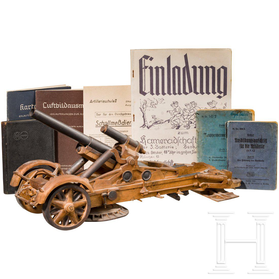 A toy field howitzer, various army manuals, Germany,: Modell aus Holz mit viel handwerklichem Geschick gefertigt, Rohr und Drehkranz beweglich, Granate und Kartusche separat auf TÃ¤felchen. GrÃ¶ÃŸte LÃ¤nge 62 cm. Dazu einige DV und BroschÃ¼ren 