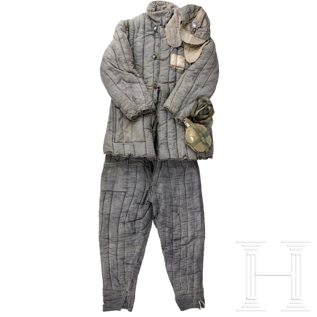 A Chinese winter uniform from the Second Sino-Japanese: MÃ¼tze aus taubengrauem Baumwolltuch mit Ohrenklappen und Schirm, stirnseitig das aufgenÃ¤hte, blau-weiÃŸ emaillierte Metallemblem der Armee Chiang Kai-Sheks, gepolstertes, rot-weiÃŸ kariertes