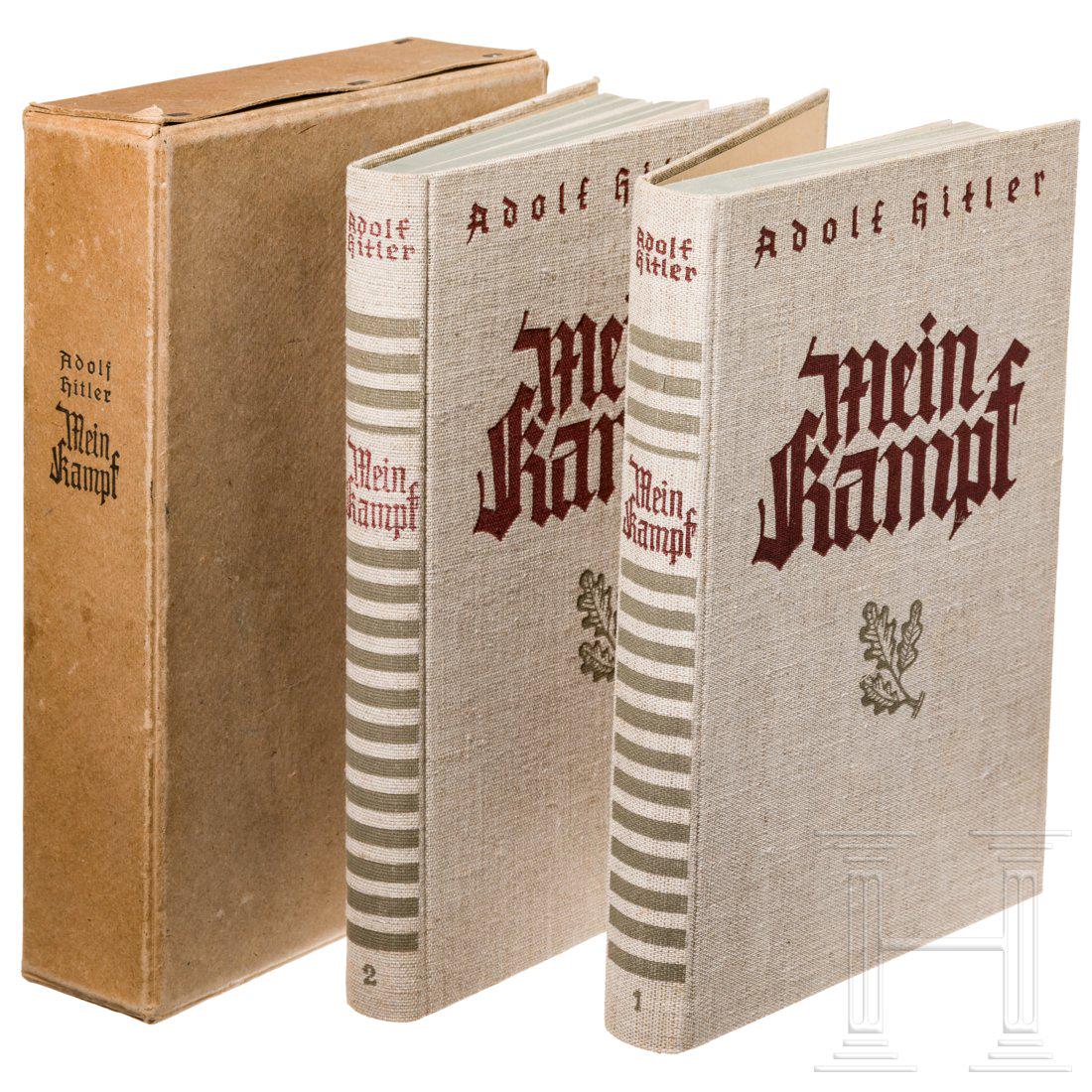 Signierte zweibÃ¤ndige Ausgabe "Mein Kampf": Bedruckter heller Leineneinband, Ausgabe 1938. Auf dem Vorsatzblatt des ersten Bandes eigenhÃ¤ndige Tintensignatur "Pg. Moser - Adolf Hitler - Salzburg den 10/August 1939". In Originalschuber mit be