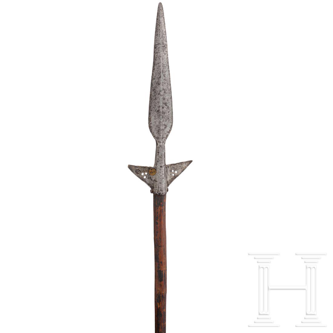 A German military spear, circa 1500: KrÃ¤ftiges, leicht gegratetes Blatt, die achtkantige, leicht konische TÃ¼lle mit seitlichen, spitz zulaufenden FlÃ¼geln. Die Knebel jeweils mit dreipassigen Lochungen, beidseitig tief geschlagen