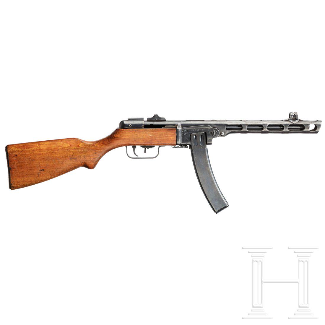 PPSh 41 (SLK 41), WUM: Cal. 7,62 mm Tok., SN. BD7530, Nummerngleich. Lauf matt. Dt. Beschuss. Laufmantel codiert "01 / 1952" fÃ¼r Fertigung im Warschauer Pakt. VollstÃ¤ndige, originale BrÃ¼nierung, geringe Tragespuren
