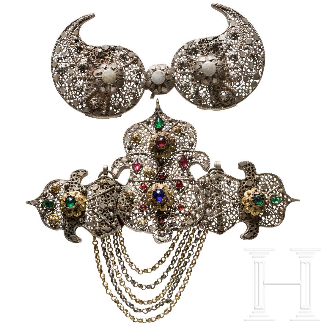 Two belt buckles, Bosnia and Serbia, 19th century: Zwei SchlieÃŸen aus Silberfiligran, eine mit Glassteinbesatz und anhÃ¤ngenden Erbsketten, die andere mit einfachem Hakenverschluss, rs. RiemenbÃ¼gel. Durchmesser 12,5 und 19 cm.Condition: II -