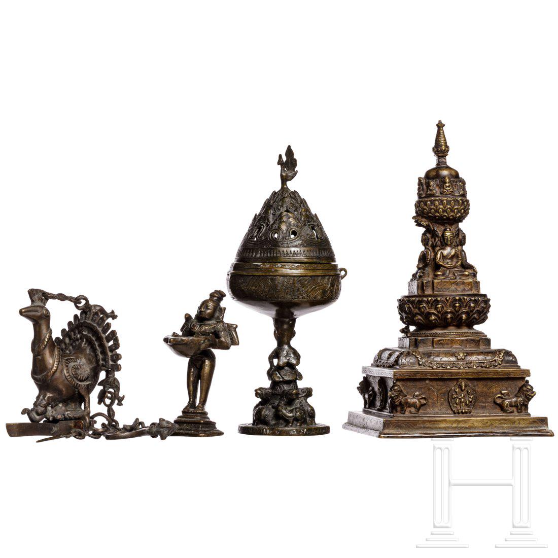 Four Indian/Nepalese bronze objects, 20th century: Zwei Ã–llampen, eine in Form einer weiblichen Figur bzw. eines Pfaus an HÃ¤ngekette. HÃ¶he 12 bzw. 13 cm. Dazu ein fein reliefiertes RÃ¤uchergefÃ¤ÃŸ mit abnehmbarem, durchbrochenem Deckel