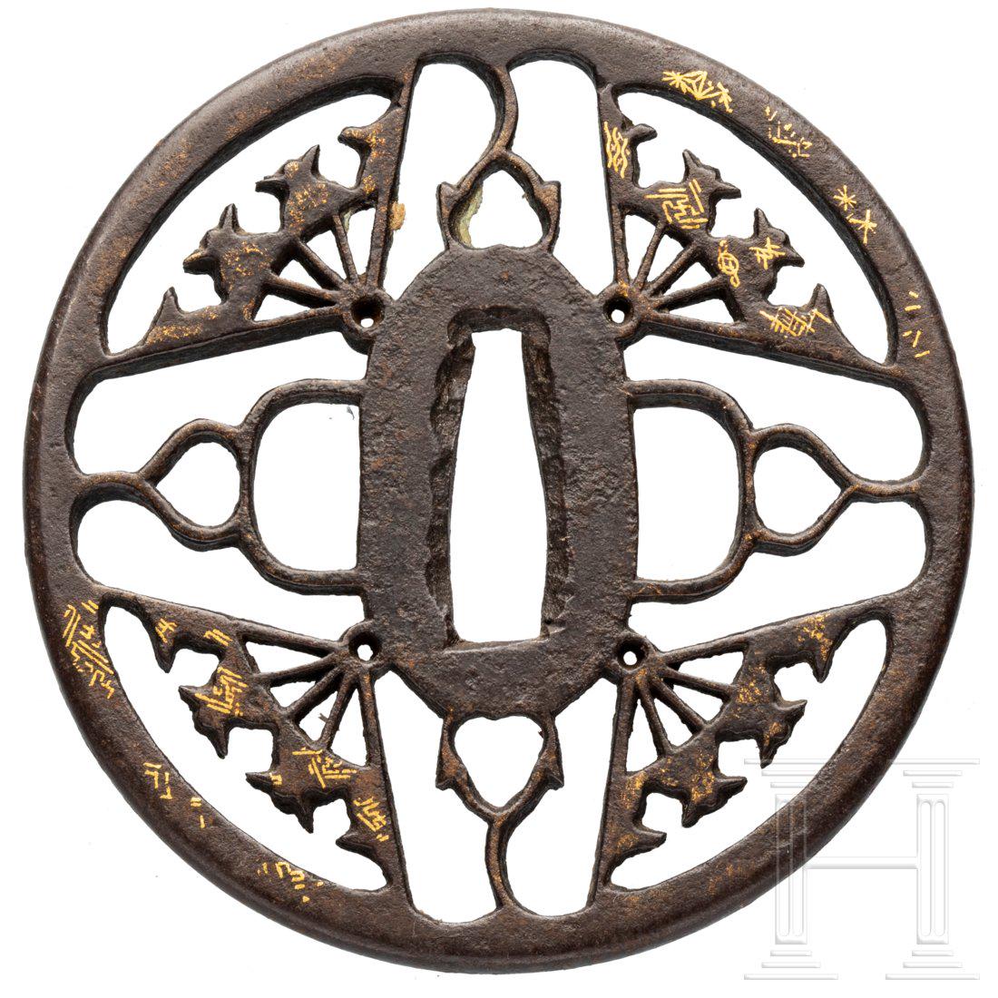 A tsuba, Japan, 18th century: Eiserne Marugata-Sukashi-Tsuba im Shoami-Stil mit Darstellung von vier FÃ¤chern in Yo-Sukashi mit Resten von Goldnunome, Kotsuka- und Kogai Hitsu Ana. Durchmesser 8 cm.Condition: III +