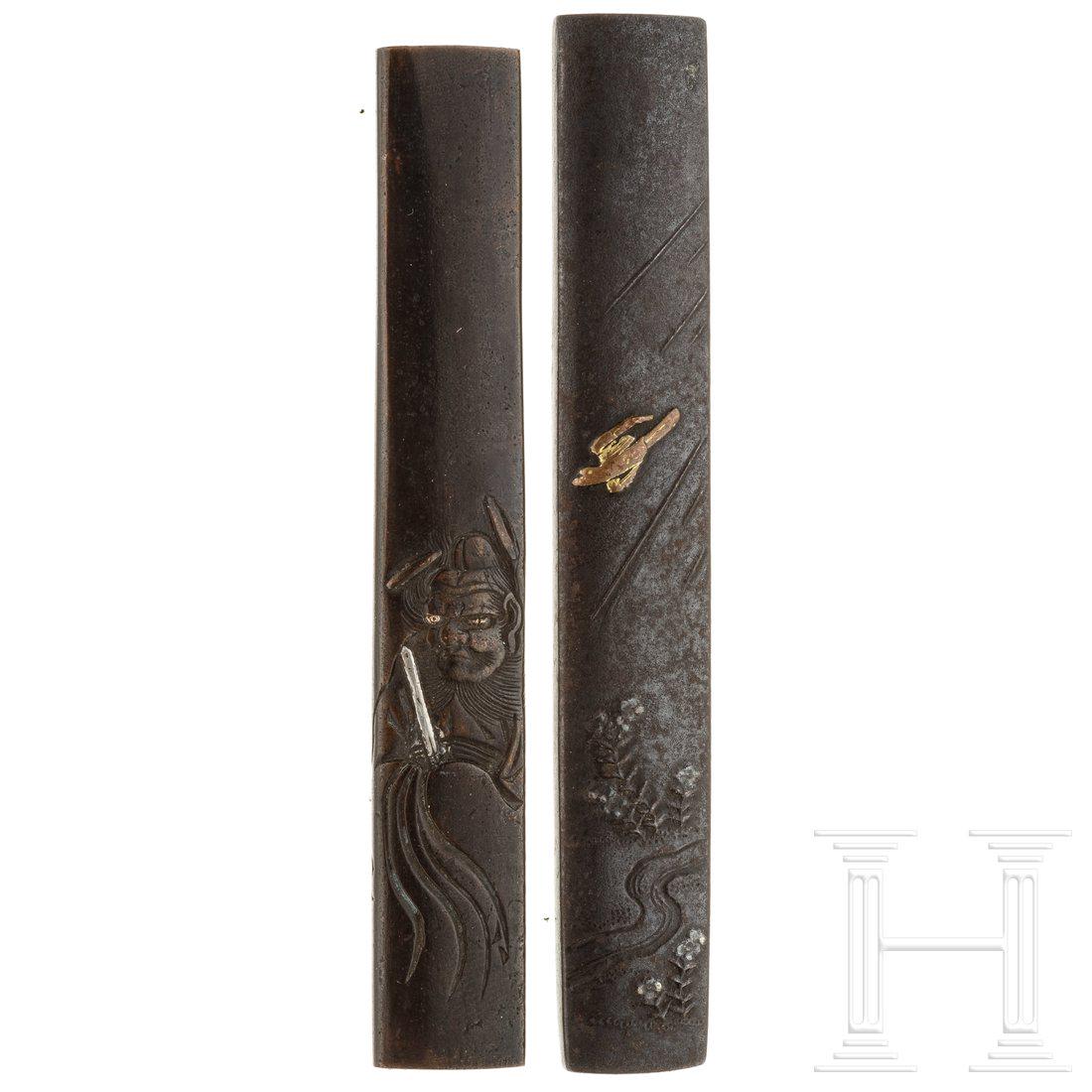 Two Japanese kotzukas, circa 1820: Zwei eiserne Griffe mit Dekor eines stÃ¼rzenden Falken bzw. Darstellung des Shoki mit seinem Ken. LÃ¤nge 9,6 und 10 cm. Condition: II -